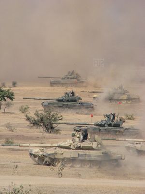 인도 육군 T-90 비스마 전차가 타르 사막에서 군사 훈련에 참가하고 있다.