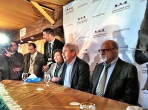 바스마 코드마니(왼쪽), 부르한 갈리윤(가운데)과 하이탐 알-말레(오른쪽)이 2011년 12월 19일 튀니스에서 열린 시리아 국민 평의회 첫 회의에 참석했다.