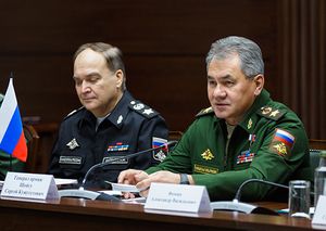 2016년 세르게이 쇼이구 러시아 국방부 장관과 함께 있는 안토노프