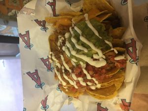 닭고기, 피코 데 가요, 사워크림, 과카몰리를 곁들인 나초