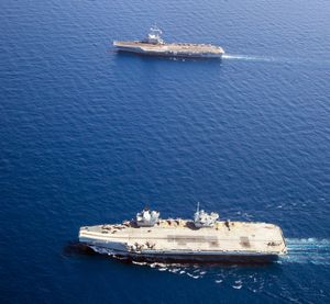 2021년 6월 3일 지중해에서 기동 중인 퀸 엘리자베스와 샤를 드 골.