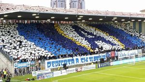 2017년 5월 18일 세리에 A 승격을 기념하는 스타디오 파올로 마차의 백청색 서포터