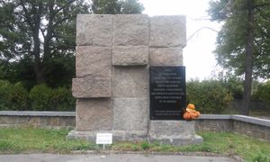 스탈라그 319 포로 수용소 희생자를 기리는 기념비