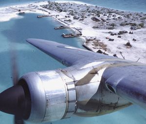 영국 공군의 Handley Page Hastings에서 본 키리티마티섬의 런던 마을 전경, 1956년.
