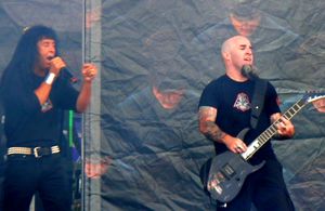 이언(오른쪽)과 조이 벨라돈나가 2010년 앤스랙스와 함께 공연