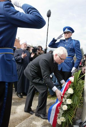 이보 요시포비치와 무스타파 체리치가 아흐미치 학살을 기념하고 있다.