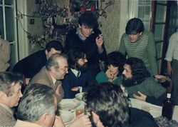 1984년 1월 베오그라드 교외 바노보 브르도의 빌라 드라고슬라바에서 열린 동방 정교회 크리스마스 전야 파티에서 아내 다니차와 함께 있는 드라슈코비치. 빅토르 코르치노이도 함께했다. 이 빌라는 유고슬라비아 사회주의 연방 공화국의 통치 체제와 공산주의, 사회주의 전반에 비판적인 개인들의 만남의 장소로 자주 사용되었다.