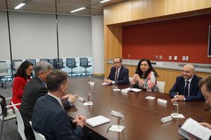2019년 전 총리 이사 무스타파, 미국 국제 개발처(USAID) 처장 마크 그린과의 회의