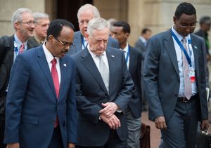 모하메드 압둘라히 모하메드 대통령과 2017년 미국 국방장관 제임스 매티스