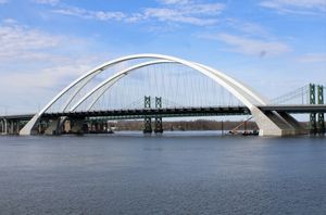 미시시피강을 가로지르는 I-74 교량으로 아이오와주 베텐도르프와 일리노이주 몰린을 연결한다.