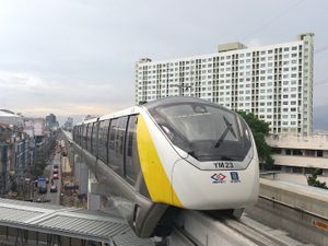 Innovia Monorail 300 차량이 옐로우 라인에서 운행하며, 촉차이 4역으로 접근하고 있다.
