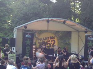 2013년 더블린 롱기튜드 페스티벌에서 Phantom 105.2와 인터뷰를 하고 있는 폴스