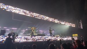 2022년 4월 올림피아 런던에서 Life Is Yours Tour 공연 중 "Black Bull"을 연주하는 폴스.