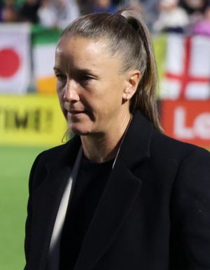 2023년 10월 샌디에이고 웨이브 FC의 감독으로 있는 스토니