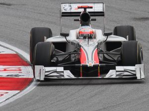 나레인 카티케얀은 올해 첫 번째 풀 그리드를 완성했지만, HRT 차량 두 대는 레이스를 완주하지 못했다.