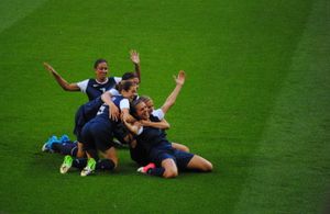 복스는 2012년 하계 올림픽 금메달 결정전에서 일본을 상대로 골을 넣은 후 미국 여자 축구 국가대표팀 선수들과 함께 기뻐하고 있다. 뒤에서 앞 순서대로: 복스-7, 웸바크-14, 오하라-5, 모건-13, 로이드-10