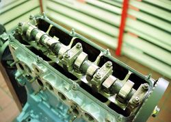 흡배기 레이아웃에 카운터 플로우 방식을 사용한 폭스바겐의 RP형 4기통 SOHC 8밸브 엔진의 실린더 헤드