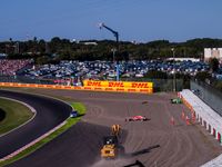 1바퀴째 도중에 코스 밖으로 벗어난 귀도 반 데르 가르데와 쥘스 비앙키.