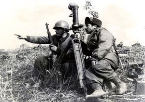 한국 전쟁 중 전선을 관찰하는 튀르키예 군인들