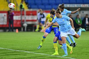 2017년 10월, 2017–18 UEFA Women's Champions League 경기에서 공을 헤딩하는 패리스