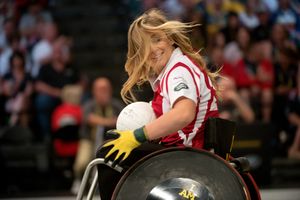 존슨이 2016년 인빅터스 게임에서 인빅터스 선수 및 유명 인사들과 함께 휠체어 럭비를 하고 있다.