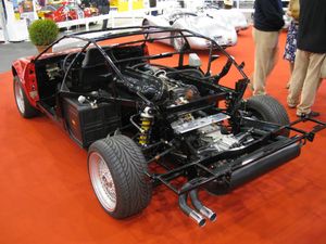 M1은 튜브형 강철 스페이스 프레임 섀시를 가지고 있다.