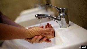 손 씻기는 모세기관지염 확산을 줄이는 데 도움이 될 수 있다.