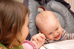 터치는 간지럼을 타는 것과 같이 다양한 생리적 반응을 일으킬 수 있다.