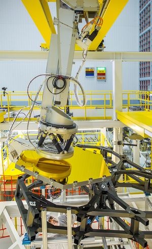 제임스 웹 우주 망원경 주경을 설치하는 로봇 팔