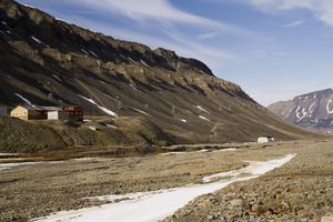 롱이어 계곡 상부. 왼쪽은 스베르드루프비엔 건물, 오른쪽은 후세트, 배경은 공중 케이블카