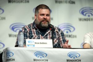 2014년 원더콘에서 영화를 홍보하는 감독 겸 작가 딘 데블로이스