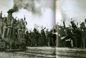 중국 군인과 민간인이 1937년 핑싱관에서의 승리를 축하하고 있다