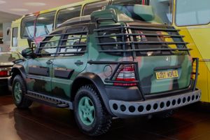 메르세데스-벤츠 박물관에 전시된 영화 잃어버린 세계: 쥬라기 공원에 사용된 메르세데스-벤츠 ML 320.