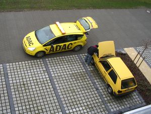 고장 차량 수리를 위해 출동한 ADAC 차량(포드 S-맥스)