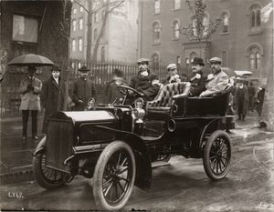 미국 자동차 협회의 창립자 중 한 명인 어거스투스 포스트가 1905년 뉴욕 시 퍼레이드에서 자신의 1905년 화이트 스티머를 운전하고 있다. 배경에는 마크 트웨인의 집이 있다. 승객으로는 왼쪽에 스탠튼 시클스, 오른쪽에 태머니 홀 정치인이 있다.