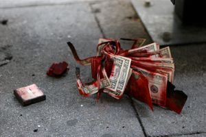 2008년 1월 2일, 로스앤젤레스 지역 뱅크 오브 아메리카(Bank of America) 강도 사건 이후 터진 염료 팩(dye pack). 이 팩은 20달러 지폐 묶음 안에 숨겨져 있었다.