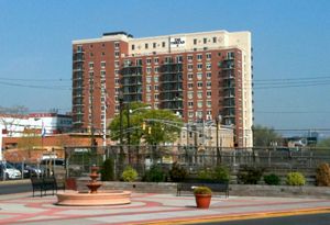 도시 최초의 고층 콘도 타워인 스레드의 이름은 자수 산업과의 역사적 연관성을 연상시킨다.