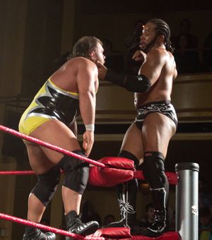 레탈이 마이클 엘긴과 슈퍼카드 오브 아너 VII에서 넘버 원 컨텐더 매치를 하고 있다.