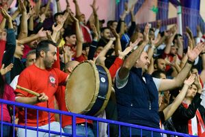 레바논 팬들이 사우디 아라비아와의 경기에서 응원하고 있다.