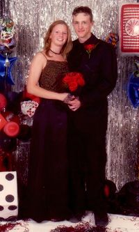 1997년 프롬 데이트가 사진을 위해 포즈를 취하고 있다