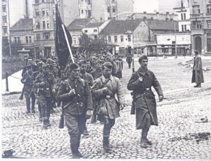 유고슬라비아 파르티잔의 일원으로 베오그라드로 진입하는 포차 출신의 젊은 시민들