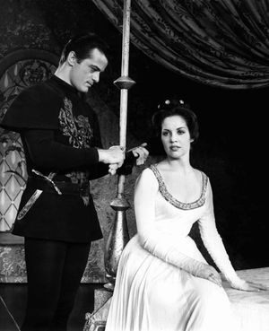 1962년 뮤지컬 카멜롯에서 랜슬롯 역의 로버트 굴레와 기네비어 역의 자넷 파베크의 홍보 사진