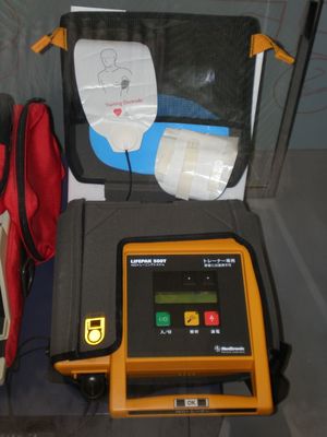 메드트로닉(Medtronic)의 AED 훈련 시스템. AED는 본체와 전극 패드로 구성된다. 본체에는 전원 스위치, 심전도 분석 버튼, 통전 버튼이 있다.