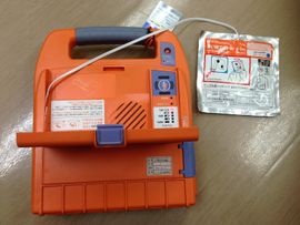 배터리 부족 상태의 자동심장충격기 (인디케이터가 빨간색으로 표시되고 배터리는 0%를 나타낸다)