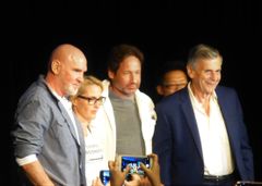 드라마 「X-파일」 출연진 (본인 오른쪽, 2016년)