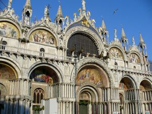 다색 대리석 기둥으로 장식된 서쪽 정면