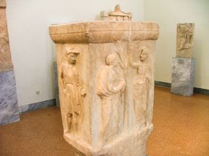 고대 그리스 장례용 꽃병(기원전 5세기). 젊은 여성과 젊은 남성이 나무에서 과일을 따고 있다. 이 그림은 축복받은 죽은 자들이 황금빛 과일을 즐겼던 엘리시온 들판의 사후 세계를 묘사한다.