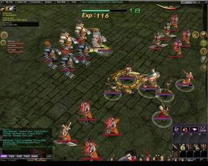 두 그룹의 몹과 함께 적 몹 그룹을 공격하는 플레이어와 용병.