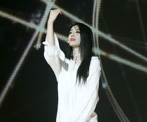 2017년 티아라 쇼케이스에서 공연하는 박지연