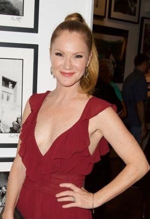 2017년 크리스 쿠파로 전시회 "Greatest Hits: Martini Ranch" VIP 리셉션에 참석한 타라 벅